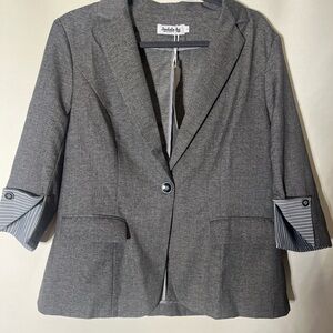 Gray Classic Blazer with Notched Lapels and Tailored Fit